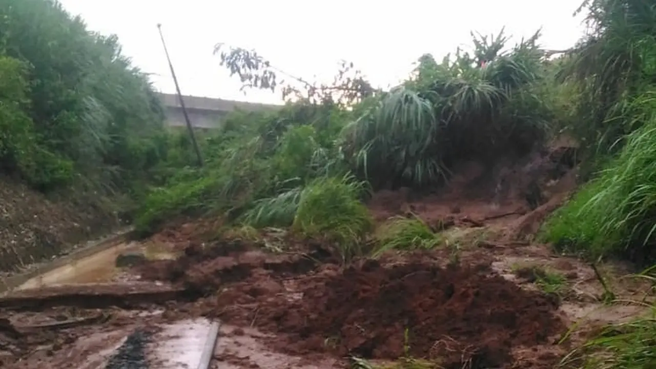 Jalur rel kereta api (KA) Bogor-Sukabumi tertimbun longsor setinggi 1,5 meter.