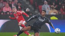 Gianluca Prestianni berebut bola dengan Jude Bellingham dalam laga Liga Champions antara Benfica vs Real Madrid di Lisbon, 29 Januari 2026. (AP Photo/Armando Franca)