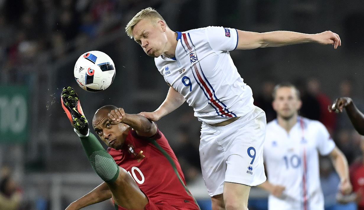 Pemain Portugal, Joao Mario (kiri), berebut bola dengan pemain Islandia, Kolbeinn Sigthorsson, pada laga Grup F Piala Eropa 2016 di Stade Geoffroy Guichard, Saint-Etienne, Rabu (15/6/2016) dini hari WIB. (AFP/Jeff Pachoud)