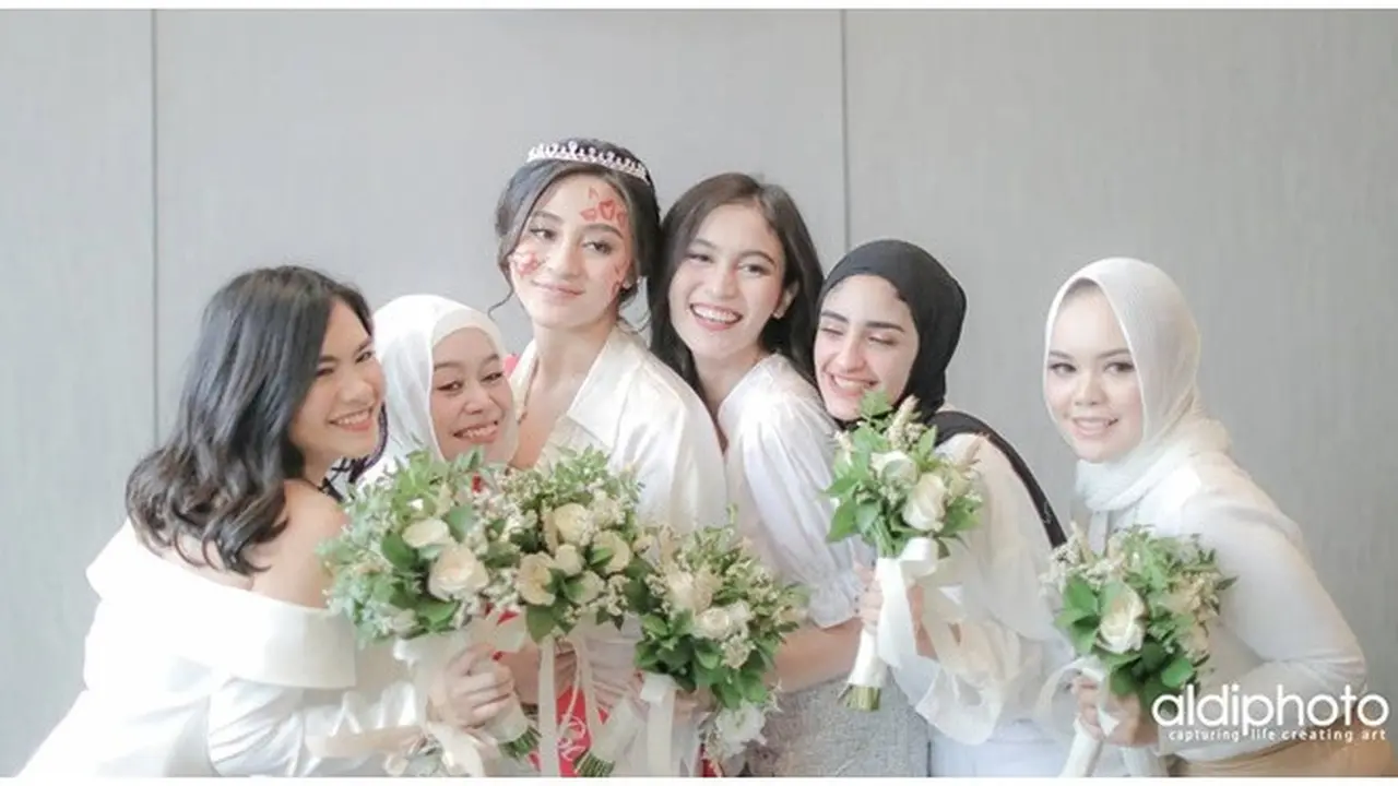 7 Momen Bridal Shower Margin Wieheerm Tunangan Ali Syakieb, Serba Putih