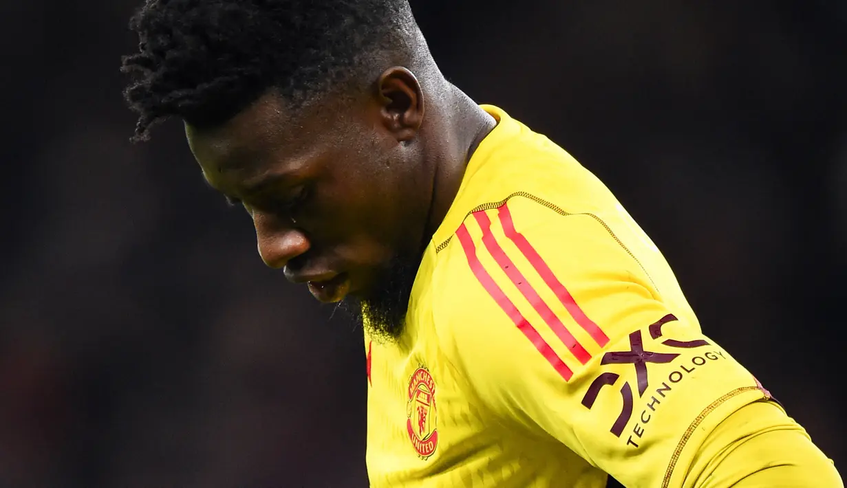 Ekspresi kecewa kiper Manchester United, Andre Onana setelah kalah dari Bayern Munchen pada laga Grup A Liga Champions 2023/2024 di Old Trafford, Manchster, Inggris, Rabu (13/12/2023). (AFP/Peter Powell)