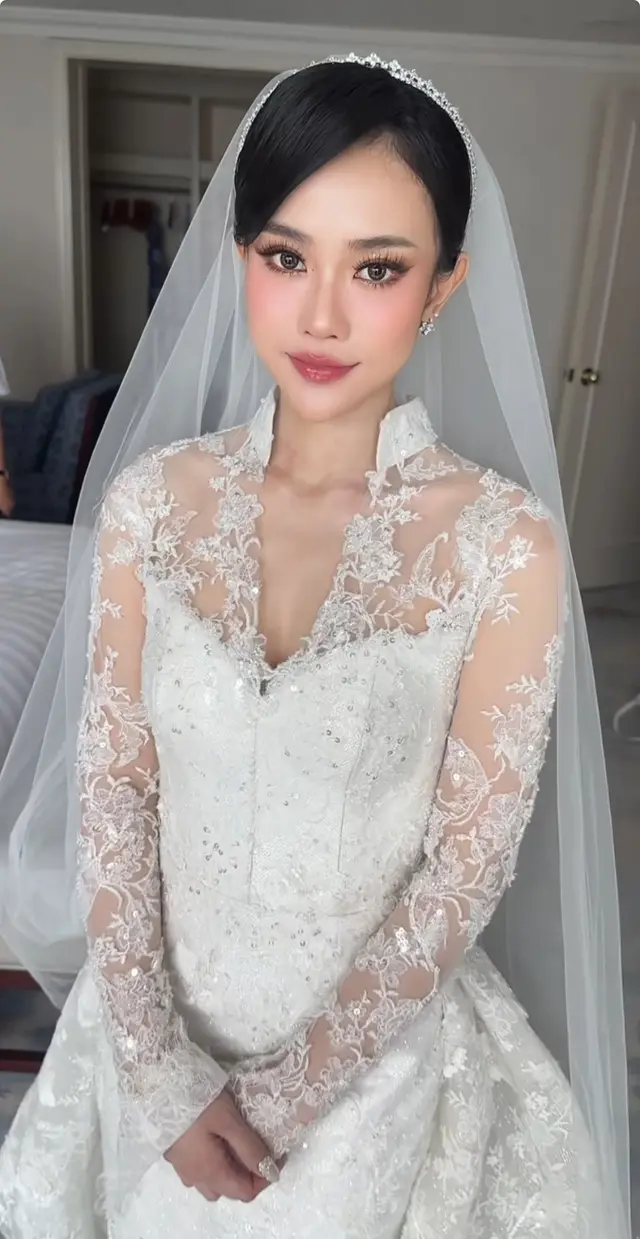 Gaun Putih Jessica Jane di Hari Pernikahannya Bersama Erwin Phan. [@imelvilentcia]
