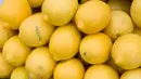 Jeruk lemon dapat mengurangi kelembaban keringat dan dapat membuat ketiak jadi lebih putih dan bersih. Oleskan jeruk lemon pada ketiak sebelum mandi, biarkan beberapa saat kemudian mandilah seperti biasanya. (SAUL LOEB / AFP / Getty Images)