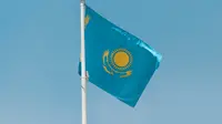 Bendera Kazakhstan. (aboodi vesakaran/Unsplash)