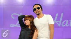 Cinta Penelope (kanan) bersama Putra Myface berfoto usai wawancara khusus di SCTV Tower, Jakarta, Rabu (10/8). Putra Myface merupakan produser film 3 Pilihan Hidup yang juga dibintangi Cinta. (Liputan6.com/Helmi Fithriansyah)