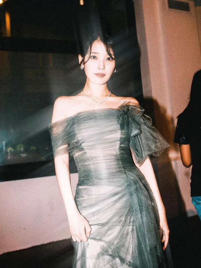 IU Tampil Elegan di Festival Film Cannes dengan Gaun Tulle dan Perhiasan Mewah Senilai Rp1,6 M