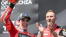 Kemenangan ini membuat Marquez mengamankan posisi puncak klasemen pembalap MotoGP 2025 dengan 381 poin.  (Michal Cizek/AFP)