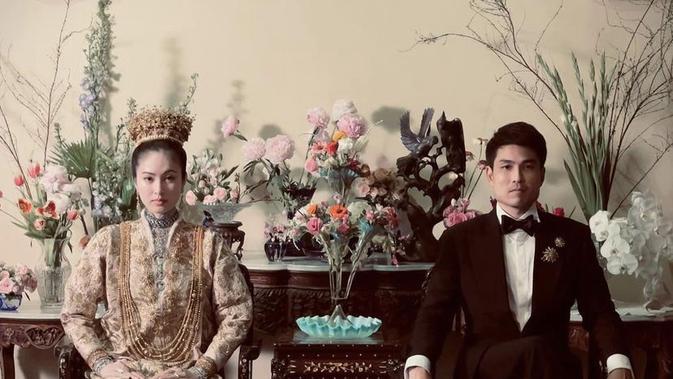 Saat menikah dengan orang Kaya Thailand, Nong puh mengenakan jubah yang dipadukan kain batik cokelat. Credit: @poydtreechada.