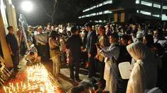 Sejumlah warga negara Pakistan dan Indonesia melakukan malam renungan, Kedubes Pakistan, Jakarta, Jumat (19/12/2014). (Liputan6.com/Panji Diksana)