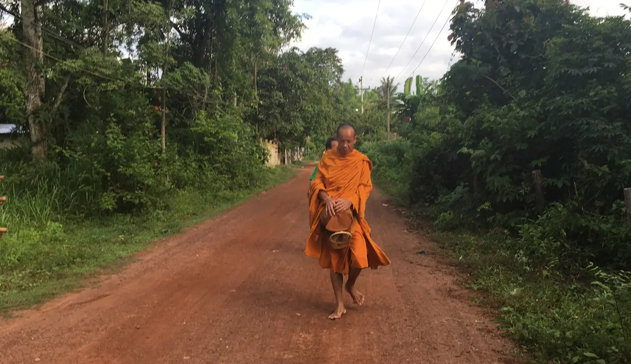 Mantan korban perbudakan Prasert Jakkawaro, yang sekarang menjadi biksu berjalan di Samut Sakhon, Thailand, 24 Juni 2017. (AP Photo/Tassanee Vejpongsa)