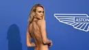 Caroline Trentini berpose untuk fotografer setibanya di amfAR Cinema Against AIDS benefit di Hotel du Cap-Eden-Roc, selama festival film internasional Cannes ke-76, Cap d'Antibes, Prancis selatan, Kamis, 25 Mei 2023. Model Brasil itu mengenakanbalutan gaun berhias emas Roberto Cavalli Fall 2023 yang ab-baring. (AFP/Patricia De Melo Moreira)