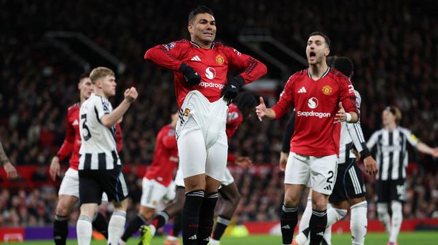 Gelandang Manchester United, Casemiro, terlihat kesal saat bersua Newcastle United pada laga pekan ke-18 Premier League di Old Trafford, Sabtu (27/12/2025) dini hari WIB. Meski begitu, Casemiro turut membantu MU meraih kemenangan 1-0 atas Newcastle. (AFP/Darren Staples)