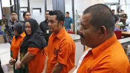 Tersangka dihadirkan saat rilis pengungkapan tindak pidana perdagangan orang di Bareskrim Polri, Jakarta, Jumat (14/2/2020). Polisi berhasil mengamankan 5 orang tersangka yaitu Nunung Nurhayati, Oom Komariah, H. Saleh, Devi Okta Renaldi, Almasod Abdul Azis. (Liputan6.com/Herman Zakharia)