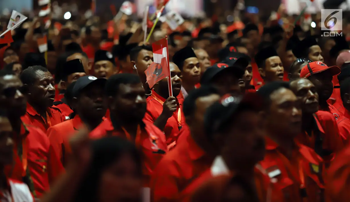 Para kader menghadiri HUT ke-46 PDIP di JIExpo Kemayoran, Jakarta, Kamis (10/1). HUT sekaligus Rakornas PDIP ini dihadiri oleh 13.126 kader partai. (Liputan6.com/JohanTallo)