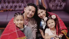 Lama tak berjumpa, Ryan Delon dan keluarga tentunya bahagia akhirnya bisa berkunjung. Menilik dari laman Instagramnya, Sharena dan keluarga terbang ke Medan pada 7 Juli 2024. Adat Batak masih kental, tak heran jika Sharena, Ryan Delon, Ryshaka dan Sea menjalani upacara adat Mangulosi. Sharena ungkap jika ia dan keluarga diulosi dengan membalas unggahan Ryan Delon. (Liputan6.com/IG/@mrssharena)