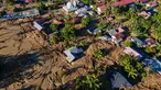 Foto udara menunjukkan kerusakan akibat banjir di Meureudu, Kabupaten Pidie Jaya, Provinsi Aceh, pada 30 November 2025. Kabupaten Pidie Jaya, Provinsi Aceh dilanda bencana Hidrometereologi setelah hujan lebat mengguyur wilayah itu selama tiga hari berturut-turut, mulai Selasa (25/11/2025) hingga Kamis (27/11/2025). (CHAIDEER MAHYUDDIN/AFP)