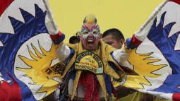 Suporter Kolombia saat mendukung timnya melawan Venezuela pada laga kualifikasi Piala Dunia 2018 di San Cristobal, Venezuela, (31/8/2017). (AP/Fernando Llano)
