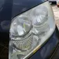 Liputan6.com mencoba memberikan tips bagaimana membuat kacal lampu mobil yang kusam kembali kinclong.