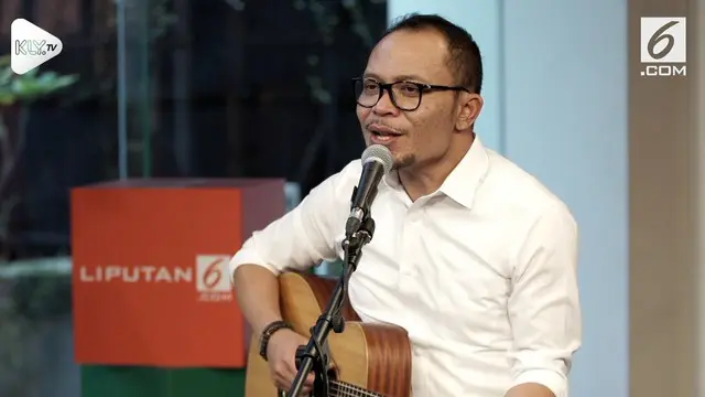 Menteri Tenaga Kerja Hanif Dakhiri unjuk kebolehan dalam bernyanyi di KLY Lounge. Ia membawakan salah satu lagu favoritnya milik Iwan Fals.