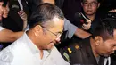 Dahlan Iskan bergegas ke mobil yang telah menjemputnya usai menjalani pemeriksaan di Kejaksaan Tinggi DKI Jakarta, Kamis (4/6/2015). Dahlan diperiksa sebagai saksi terkait pembangunan PLTU di Pulan Jawa, Bali dan NTB. (Liputan6.com/Helmi Afandi)