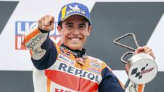 Senyum bahagia Marc Marquez usai menjuarai MotoGP Jerman 2021 di Sirkuit Sachsenring, Minggu (20/6). Bagi Marquez, itu adalah podium juara perdana pada musim ini sekaligus kemenangan kedelapan di MotoGP Jerman. (Foto: AP/DPA/Jan Woitas)
