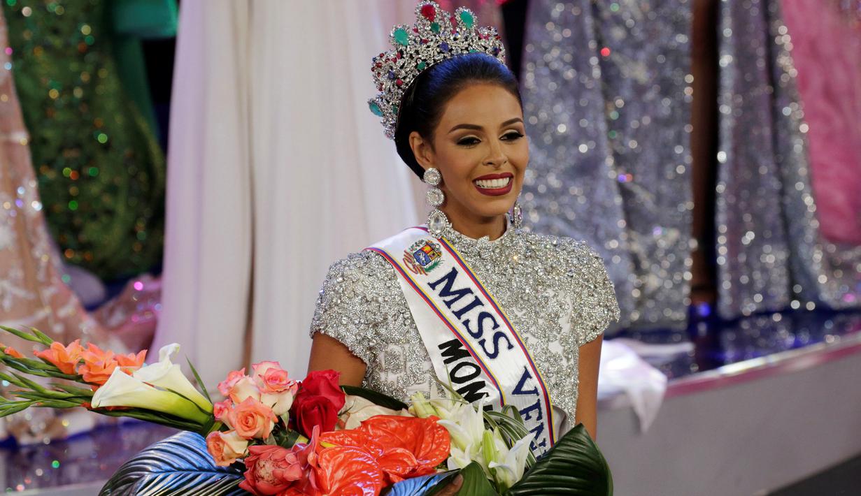 Keysi Sayago tersenyum sambil memegang bunga usai meraih Miss Venezuela 2016 di Caracas, Venezuela, (5/10). Keysi Sayago juga terpilih sebagai Miss Sonrisa dan Miss Actitud. (REUTERS/Marco Bello)