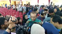 Sekretaris Kementrian Pemuda dan Olahraga (Sesmenpora) Gatot S Dewa Broto saat diwawancarai awak media (Liputan6.com / Nefri Inge)