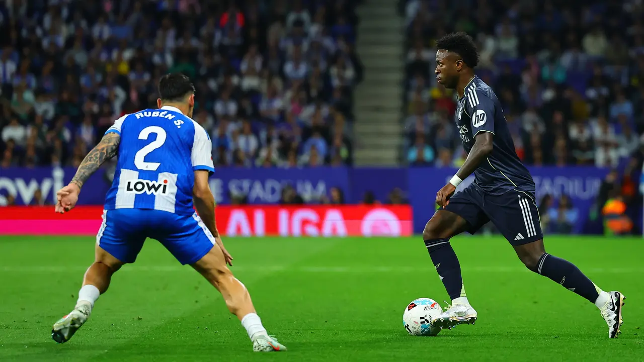 Pemain Espanyol Ruben Sanchez menjaga pemain Real Madrid Vinicius Junior