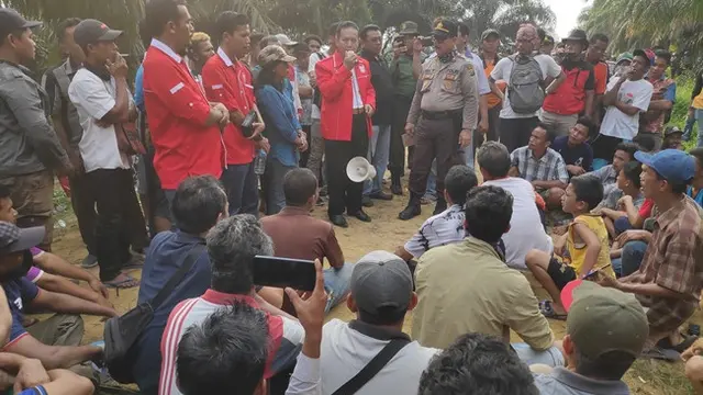 Petani lahan plasma di PT Peputra Supra Jaya meminta petugas keamanan menunda eksekusi lahan karena menjadi mata pencaharian mereka.