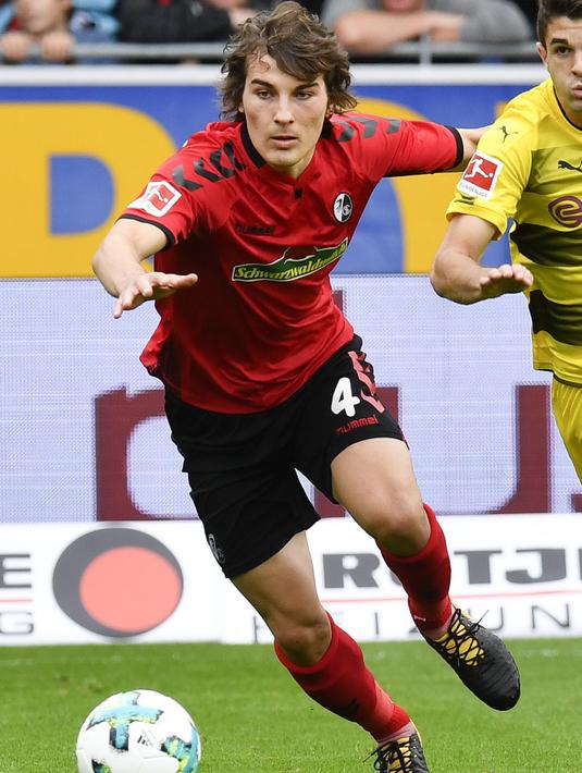 4. Caglar Soyuncu - Salah satu pemain muslim yang memiliki performa impresif namun bermain di klub biasa saja. Freiburg beruntung memiliki bek kelahiran Turki tersebut. (AFP/Thomas Kienzle)