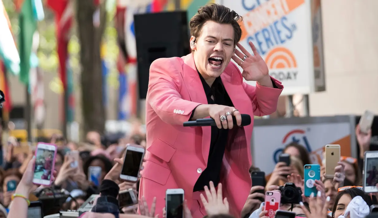 Ekspresi penyanyi Harry Styles saat tampil di acara NBC "Today" di Rockefeller Plaza, New York (9/5). Menjelang perilisan album solonya, Harry Styles menghibur ribuan penggemarnya di luar Rockefeller Center. (Charles Sykes/Invision/AP)