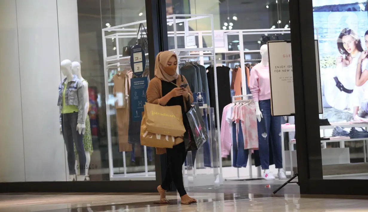 Pengunjung melintas di area mal central park, Jakarta Barat, Kamis (12/8/2021). Mendag Muhammad Lutfi memberikan klarifikasi soal syarat masuk mal, mendag mengatakan hasil PCR-Antigen hanya digunakan untuk masyarakat yang tidak bisa divaksin karena alasan kesehatan. (Liputan6.comAngga Yuniar)