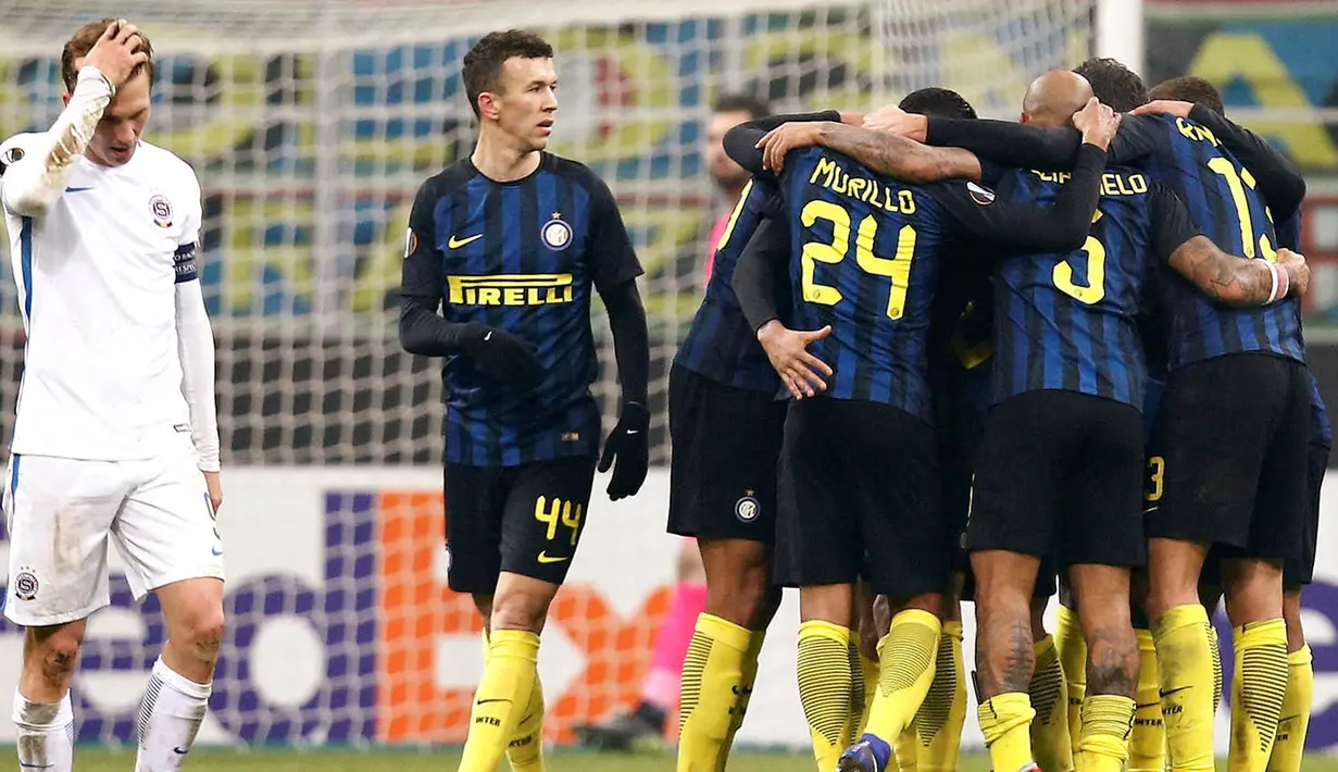 Para pemain Inter Milan merayakan gol yang dicetak Eder ke gawang Sparta Pargue pada laga Liga Europa di Stadion San Siro, Italia, Jumat (9/12/2016). Inter menang 2-1 atas Prague. (Reuters/Alessandro Garofalo)