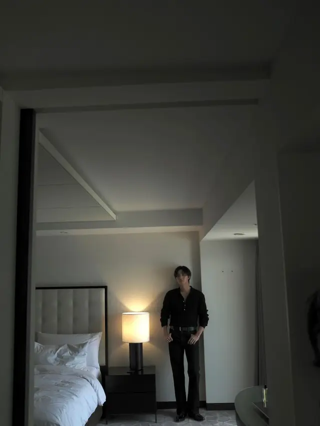 Pesona Romantis Maskulin Park Seo Joon Kenakan Blazer Chanel Beda Warna Saat Hadiri Acara di Busan dan Indonesia