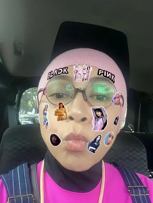 Penyanyi Melly Goeslaw tampil kece dengan padanan overal dan long sleeve top pink serta beanie.@melly_goeslaw.