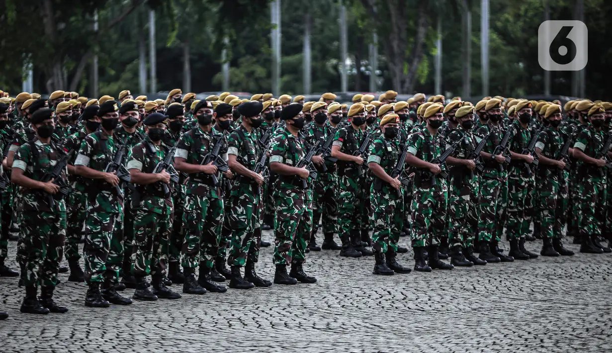 Prajurit TNI AD mengikuti Apel Gelar Pasukan Jajaran TNI AD di Lapangan Monas, Jakarta, Selasa (25/1/2022). Pasukan TNI AD dan Alutsista dipamerkan saat mengikuti gelar apel pasukan. (Liputan6.com/Faizal Fanani)