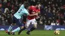 Gelandang Manchester United, Juan Mata, berebut bola dengan bek AFC Bournemouth, Nathan Ake, pada laga Premier League di Stadion Old Trafford, Rabu(13/12/2017). Manchester United menang 1-0 atas AFC Bournemouth. (AP/Martin Rickett)