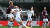 Striker Burnley, Zian Flemming (kiri), berebut bola dengan bek Leeds United, Pascal Struijk (tengah), dalam pertandingan sepak bola Premier League Inggris antara Burnley dan Leeds United di Turf Moor, Burnley, Inggris barat laut, pada 18 Oktober 2025. (ANDY BUCHANAN / AFP)