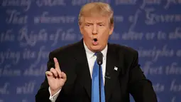 Capres dari Partai Republik Donald Trump menjawab pertanyaan saat debat dengan Capres dari Partai Demokrat, Hillary Clinton pada debat pertama pemilu Amerika Serikat di Hofstra University, Hempstead, New York, Senin (26/09). (AP Photo/David Goldman)
