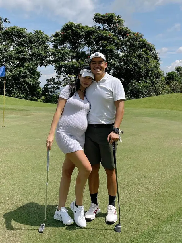 6 Potret Estelle Linden Pamer Baby Bump yang Kian Besar, Main Golf Bareng Suami