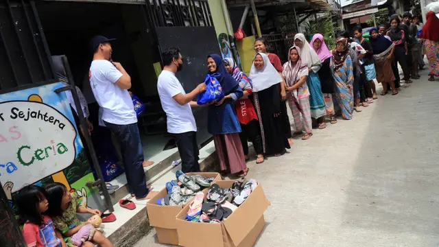 Donasi 300 Sandal Jepit dan Sembako Bagi Masyarakat yang Membutuhkan