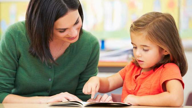 Latihan Membaca untuk Anak Disleksia (Monkey Business Images/Shutterstock)