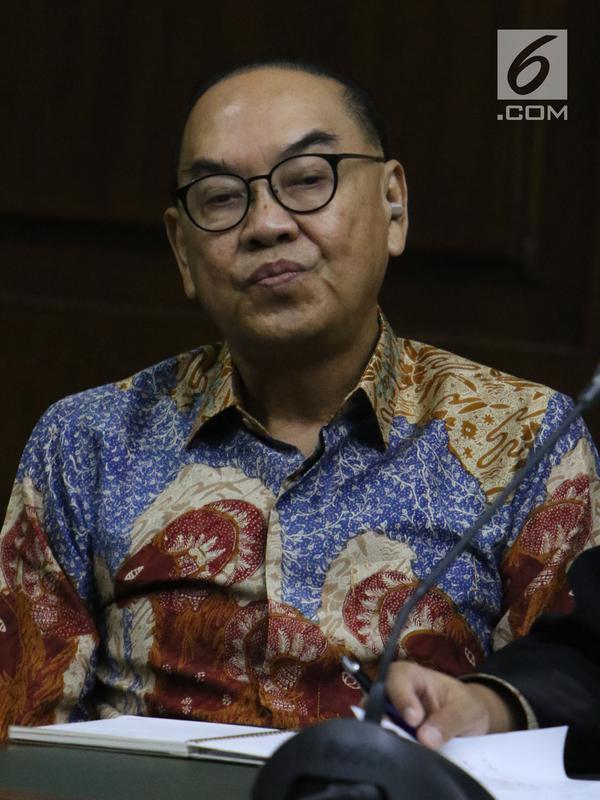 Terdakwa suap pembangunan PLTU Riau-1 Johannes Budisutrisno Kotjo saat menjalani sidang lanjutan di Pengadilan Tipikor, Jakarta, Kamis (18/10). Sidang mendengar keterangan saksi dari PT PJB dan PT Samantaka Batubara. (Liputan6.com/Helmi Fithriansyah)