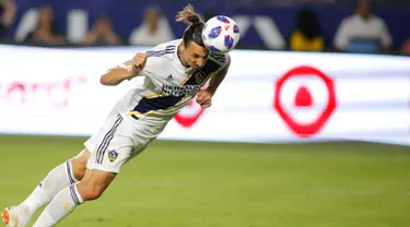 Penyerang LA Galaxy, Zlatan Ibrahimovic saat menyundul bola ke arah gawang kiper Orlando City, Earl Edwards Jr pada pertandingan MLS di StubHub Center di Carson, California (29/7). LA Galaxy menang tipis 4-3 atas Orlando City. (AFP Photo/Katharine Lotze)