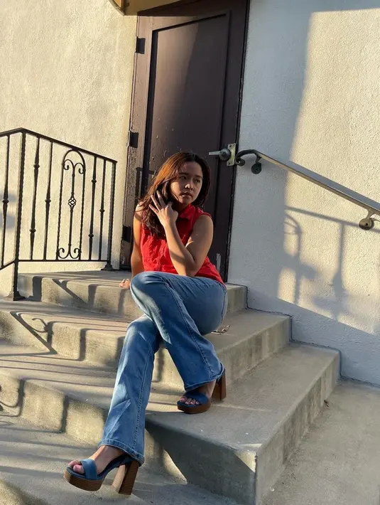 Penampilan Cinta yang tak memakai kacamata ini banjir pujian dari netizen. Banyak yang memujinya cantik dengan gaya tersebut. Cinta yang me-remake gaya lawas sang ibunda tampil bak gadis 80-an yang memakai jeans cutbray dan heels. (Liputan6.com/IG/@cintakuya)