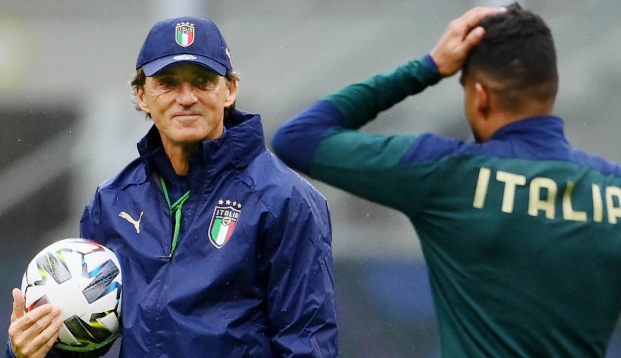 Namun Roberto Mancini mengaku masih lapar gelar bersama timnas Italia. Sang juru taktik justru berambisi bisa mengawinkan gelar juara Euro 2020 dengan trofi UEFA Nations League. (AFP/Franck Fife)