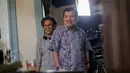 Wakil Presiden Jusuf Kalla melihat lokasi syuting film 'Athirah' di Makassar, Minggu (7/6/2015). Riri Riza menemani Jusuf Kalla berkeliling melihat lokasi syuting. (Liputan6.com/Faizal Fanani)