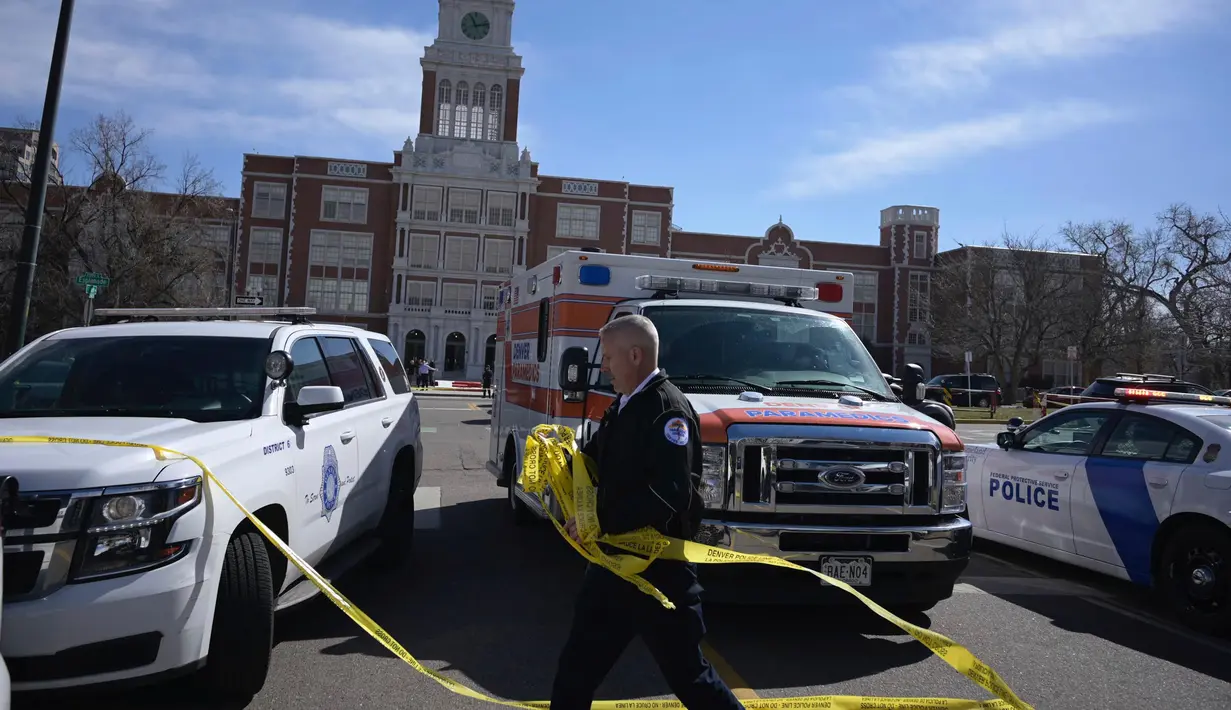 Pihak berwenang mengatakan seorang siswa berusia 17 tahun menembak dan melukai dua pegawai sekolah setelah sebuah pistol ditemukan saat digeledah. (Hyoung Chang/The Denver Post via AP)