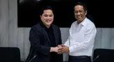 Ketua Umum PSSI, Erick Thohir berjabat tangan dengan Menkumham, Supratman Andi Agtas setelah pertemuan mereka mengenai program naturalisasi pada acara yang berlangsung di kantor Kementerian Hukum dan HAM RI, Rasuna Said, Kuningan, Jakarta, Kamis (19/09/2024). (Bola.com/Bagaskara Lazuardi)