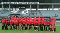 Dian Agus Prasetyo dan Fahhrudin Ariyanto melakukan uji tanding dengan tim Ponpes Gontor Ponorogo di Lapangan Pondok tersebut. (Bola.com/Gatot Susetyo)